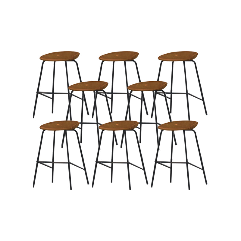 Sgabelli da bar per gambe nere industriali.