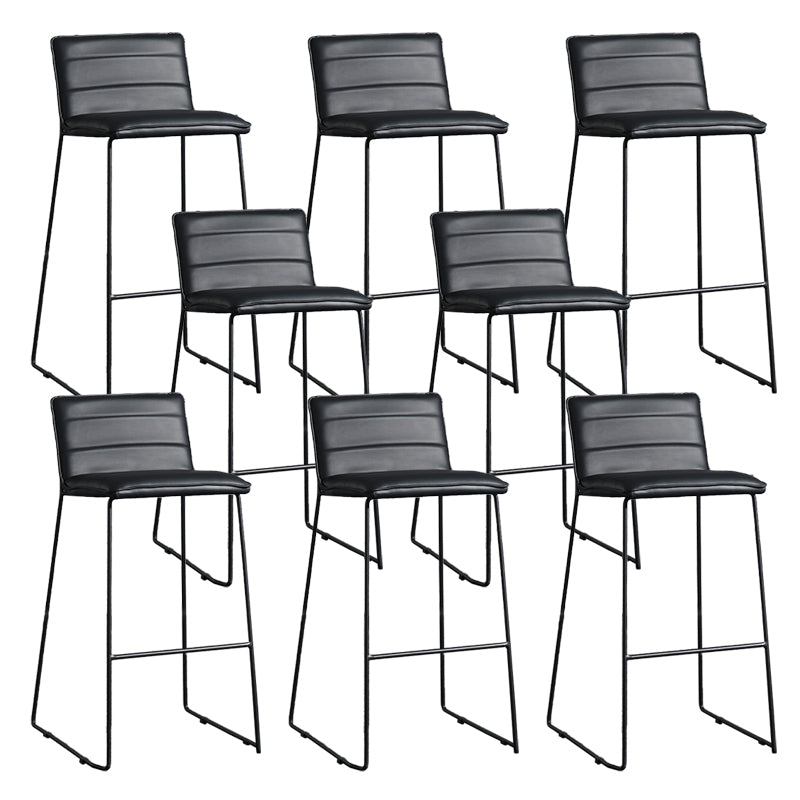 Sgabello da bar senza braccio imbottito contemporaneo con base di metallo nero