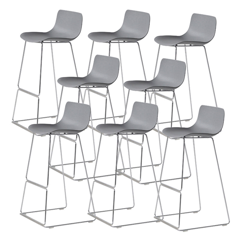 Tabourets de bar à dos basse en plastique bas contemporain avec base en métal