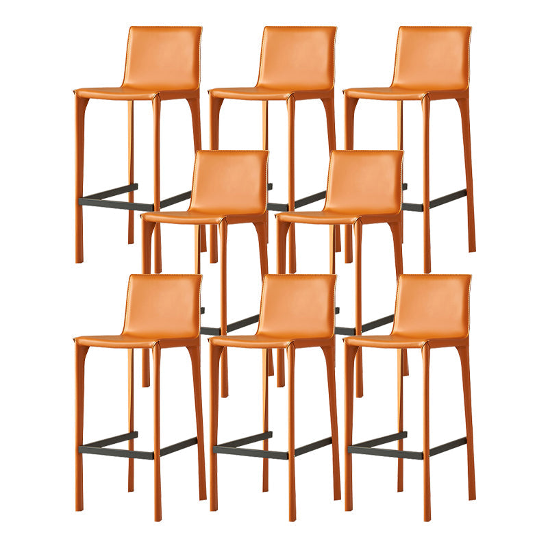 Gambe in metallo interno contemporanee in finta pelle in legno da bar imbottito