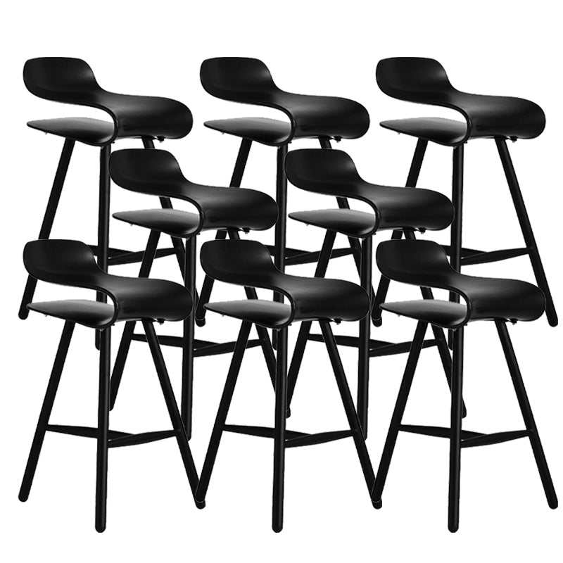 Sgabello da bar con barra bassa in metallo bassa con armi interno interno contemporaneo con poggiapiedi