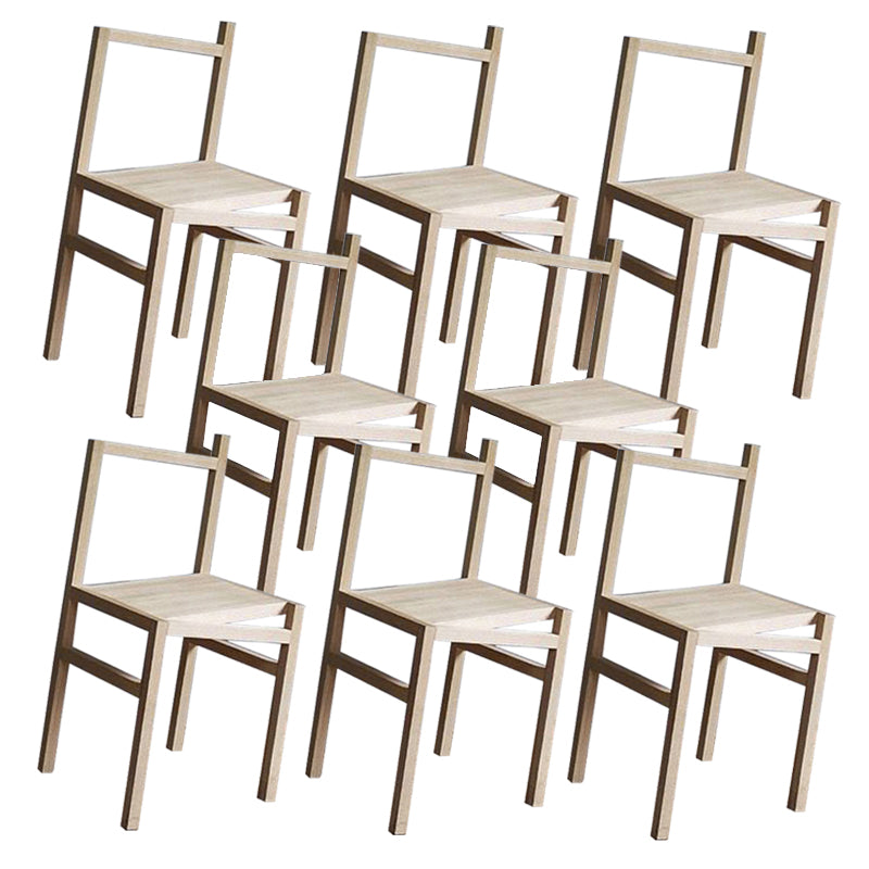 Moderne eenvoudige zijstoel houten basis aan de kant van de kant van de basis voor eetkamer