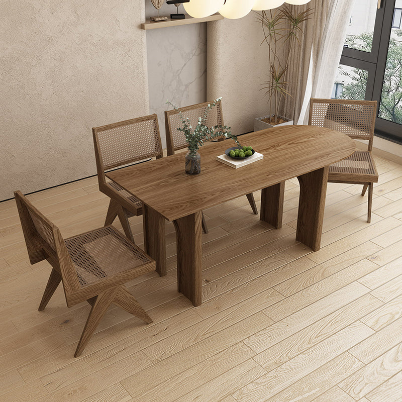 Table à manger en bois massif de forme irrégulière contemporaine avec chaises