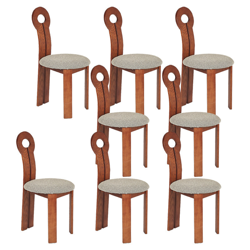 Modern gestoffeerd huis vaste houten lat achter armloze eetkamerstoel