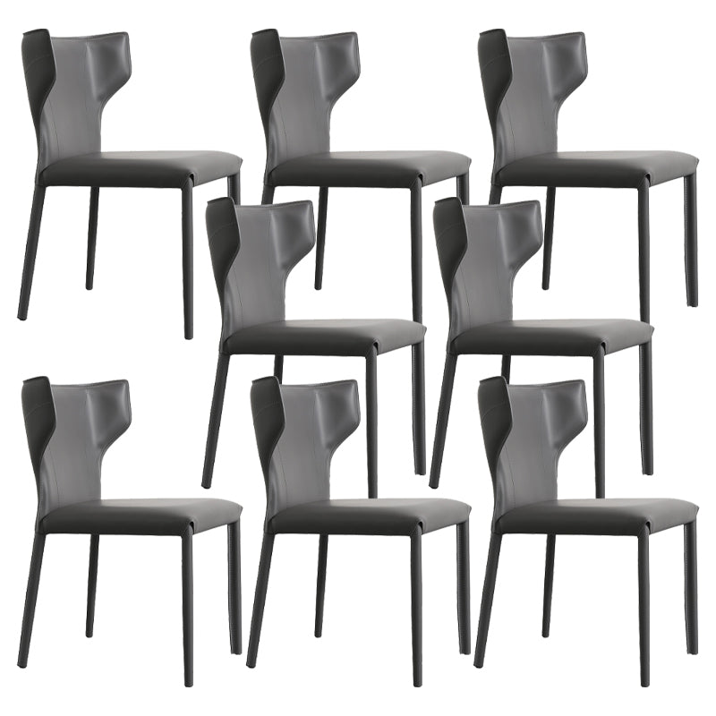 Silla de comedor de cuero y metal sin brazo de forma sintética contemporánea