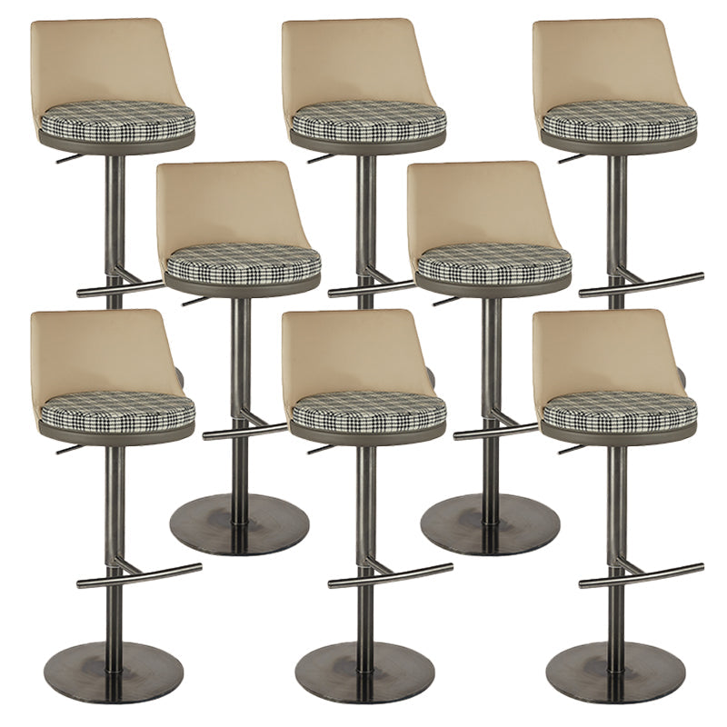 Sgabello da bar imbottito girevole regolabile in stile glam con gamba metallica