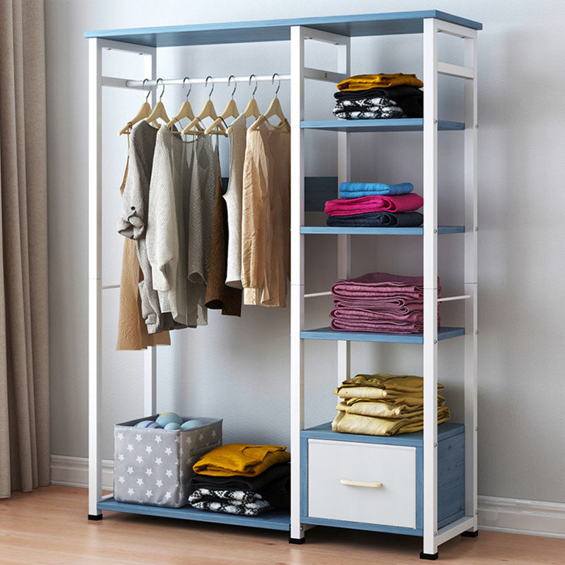 Rack de manteaux en bois blanc.