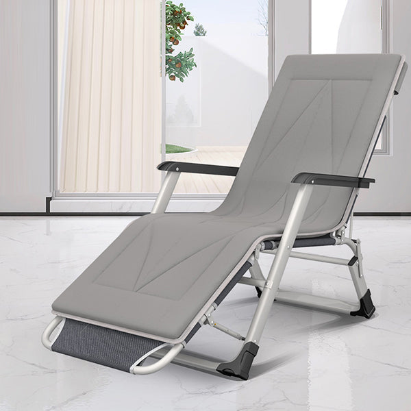 Hedendaagse grijze standaard ligstoel met metalen basis en zwarte armen