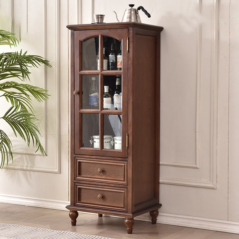 茶色の棚を備えた伝統的な無垢材の床ボトルホルダー