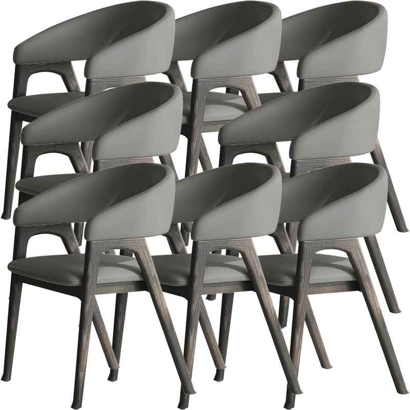 Open rugarm gestoffeerd en massief houten dineren accentstoel