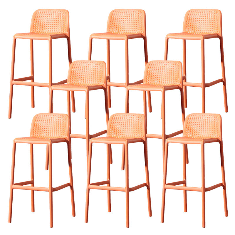 Eigentijdse lage rug plastic armloze barkruk met voetsteun