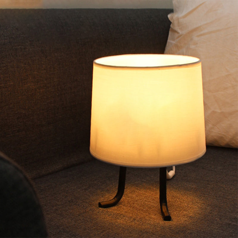 Comodista in tessuto in barilo Light Nordic 1 lampadina di lino/lampada da  tavolo bianca con 3 gambe per camera da letto - Clearhalo
