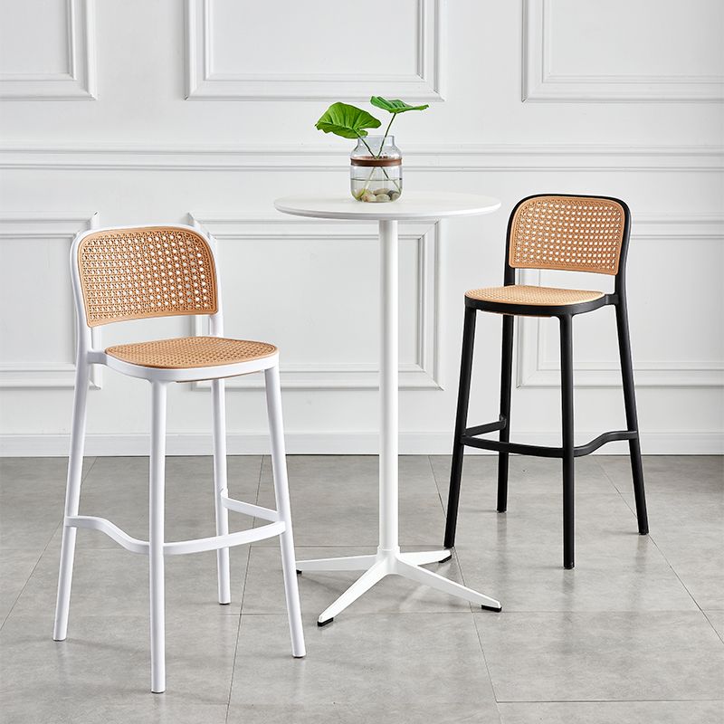 Sgabello moderno con poggiapiedi quadrato Sgabello in rattan di plastica in bianco e nero
