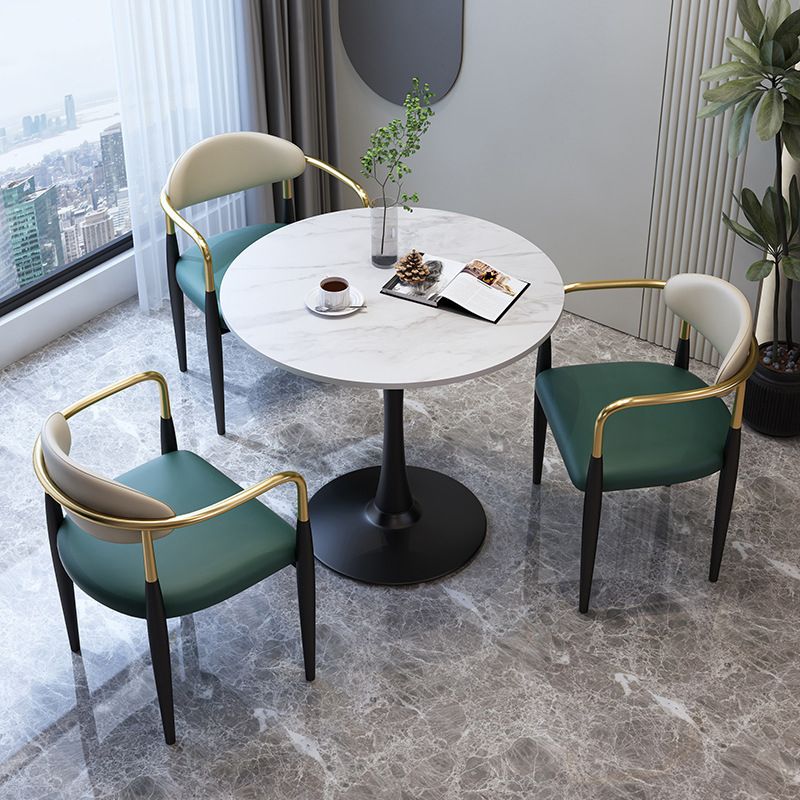 Traditionele luxe eettafel Stenen eettafel met metalen onderstel
