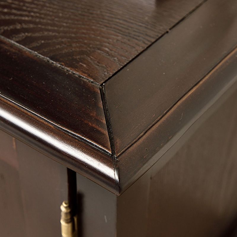 茶色の棚を備えた伝統的な無垢材の床ボトルホルダー