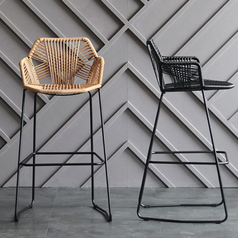 スカンジナビアのプラスチックラタンバースツールアーム付きバケツスツールの金属脚