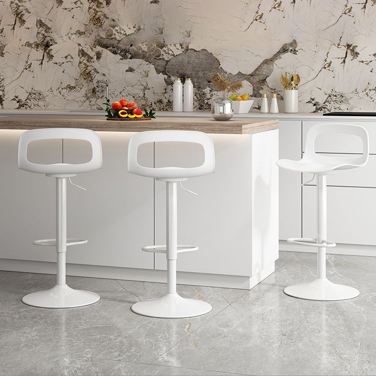 Sgabelli da bar industriali di altezza regolabile con base metallica