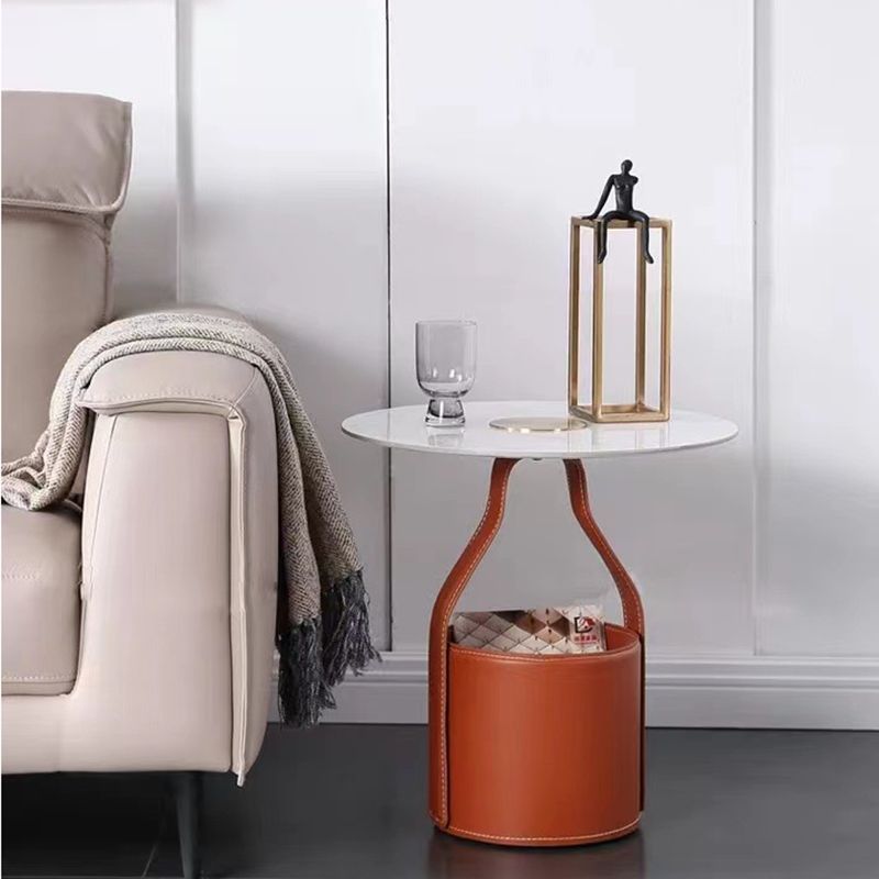 Sala de estar contemporánea redonda con mesa auxiliar del pedestal de almacenamiento