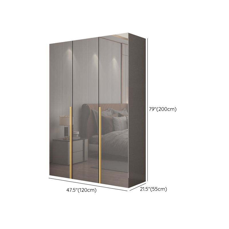 Witte verflicht luxe houten garderobe met planken en schuifdeur