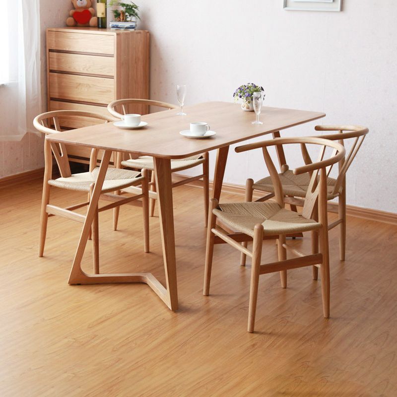 Silla de respaldo moderna de reposabrazos con patas de madera para el comedor