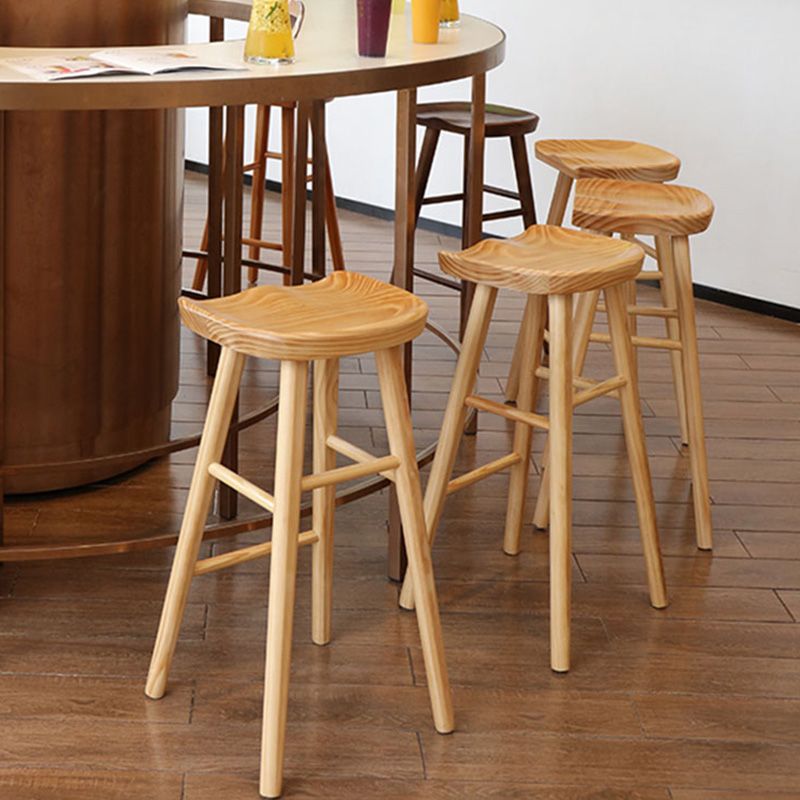 Taburete de bar de madera sin respaldo moderno con pedal y asiento de madera