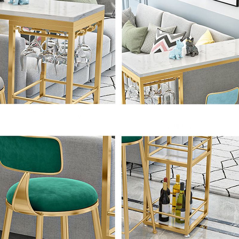 Witte metalen pubtafel met kunstmarmeren blad. Moderne bartafel met 2 planken