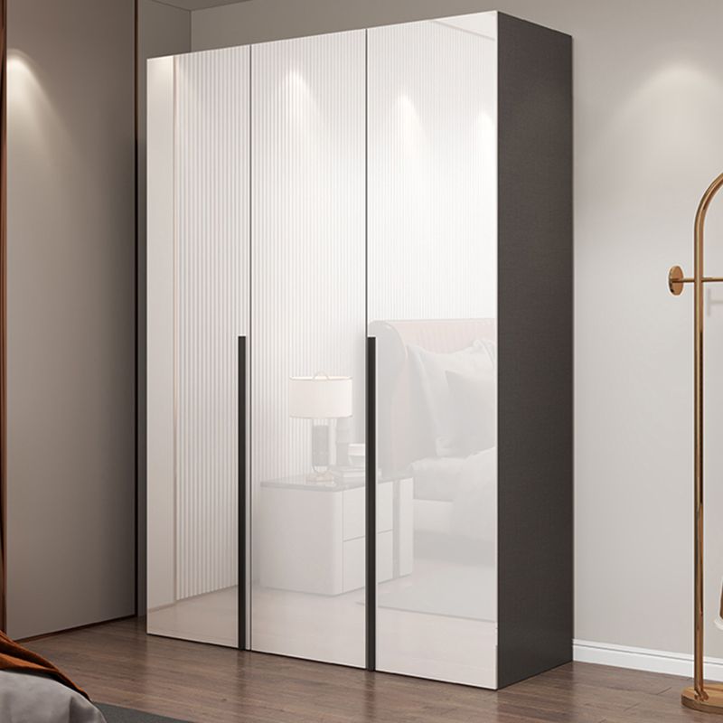 Guardaroba a specchio bianco armadio ingegnerizzato in legno.