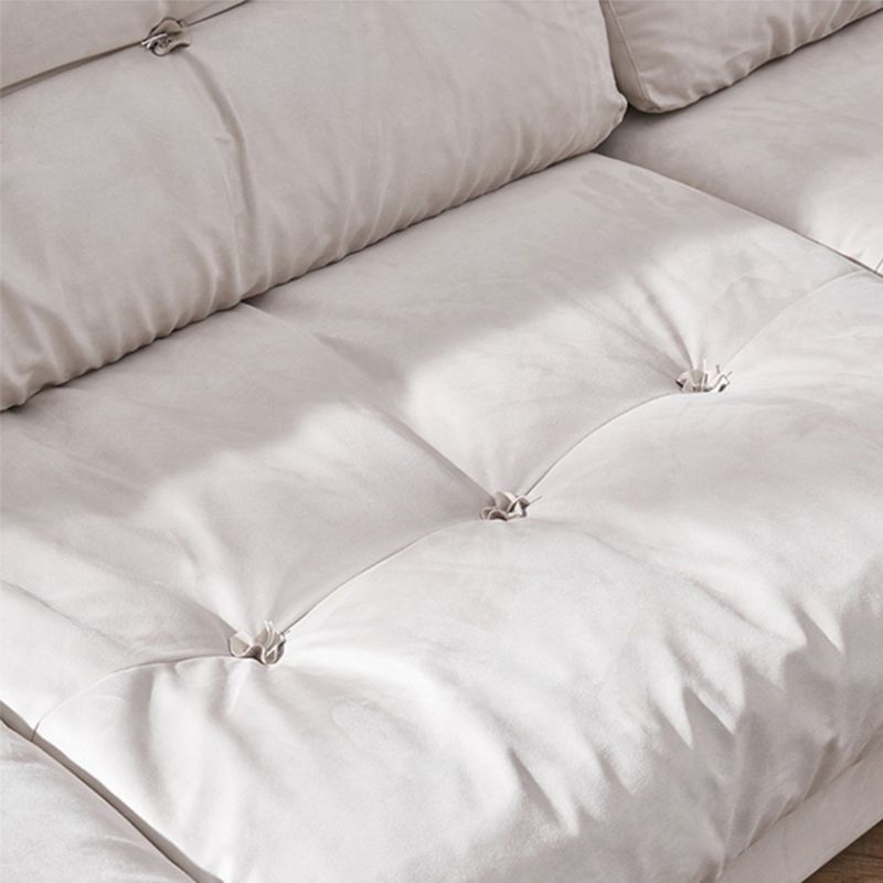 Sala de estar moderna de cojines blancos