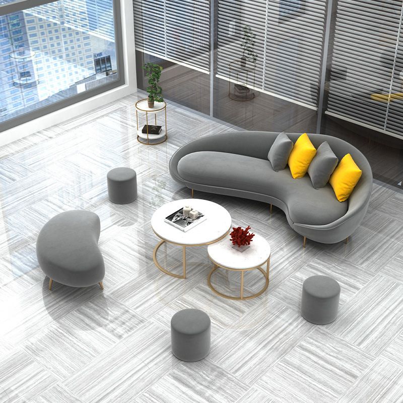 Zeitgenössischer 33,46 "H Velvet Vollfarben gebogene Hangarmsofa