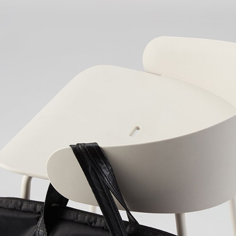 ホワイトメタルベースのあるコンテンポラリーバケツローバックアームレスバースツール