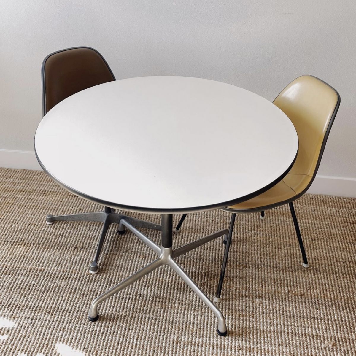 Metal Contemporary Round Dining Table Manufactured Wood Dining Table with Pedestal Clearhalo ' dining_table' 'Dining Tables & Seating' 'Dining Tables' 'Furniture' 'furniture_dining_table' 'Kitchen & Dining Furniture' 'kitchen&dining_furn' 'kitchen' 'kitchen_dining_table' 1200x1200_023ac8ce-98ff-4bb0-8d18-aa52b25ceaa9