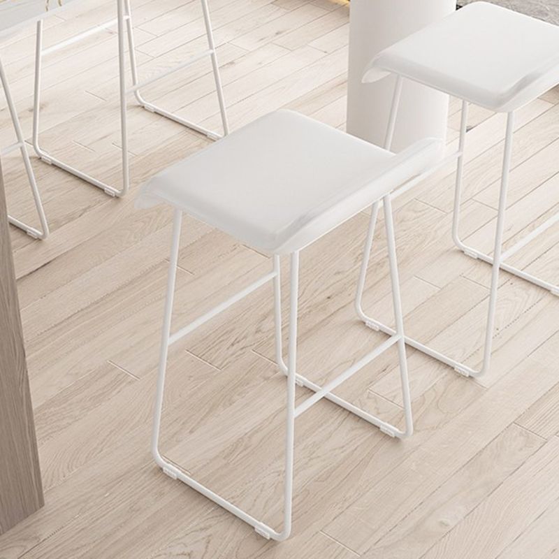 Gambe metalliche contemporanee in pelle da bar con cuscino