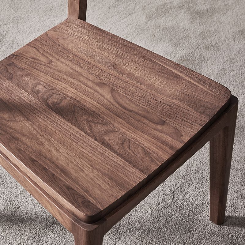 Eigentijdse binnenwalnoot massief hout open achterkant eetstoel