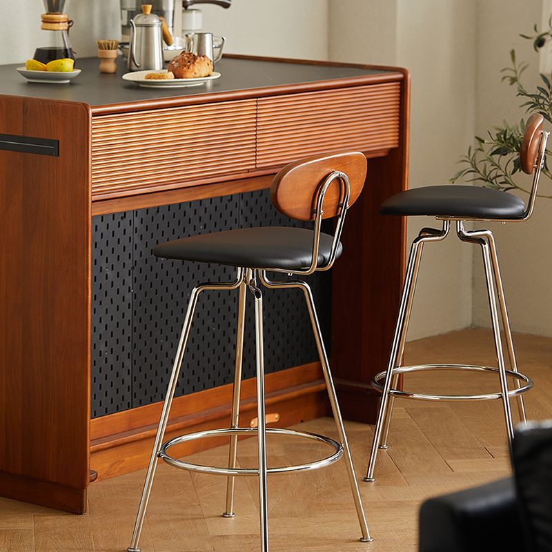 Sgabelli da bar moderni imbottiti in ecopelle con schienale basso e base in metallo