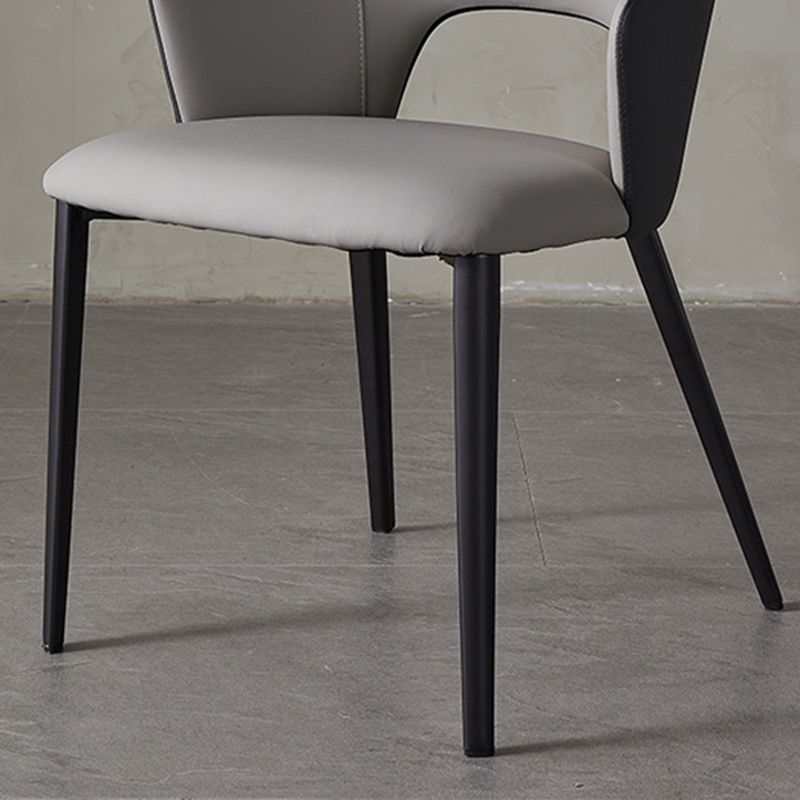 Eigentijdse kunstleren eetkamerstoelen met zwarte poten en fauteuil