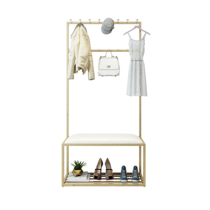 Hallbaum mit Lagerregalen und Bank moderner Metallhalle Ständer