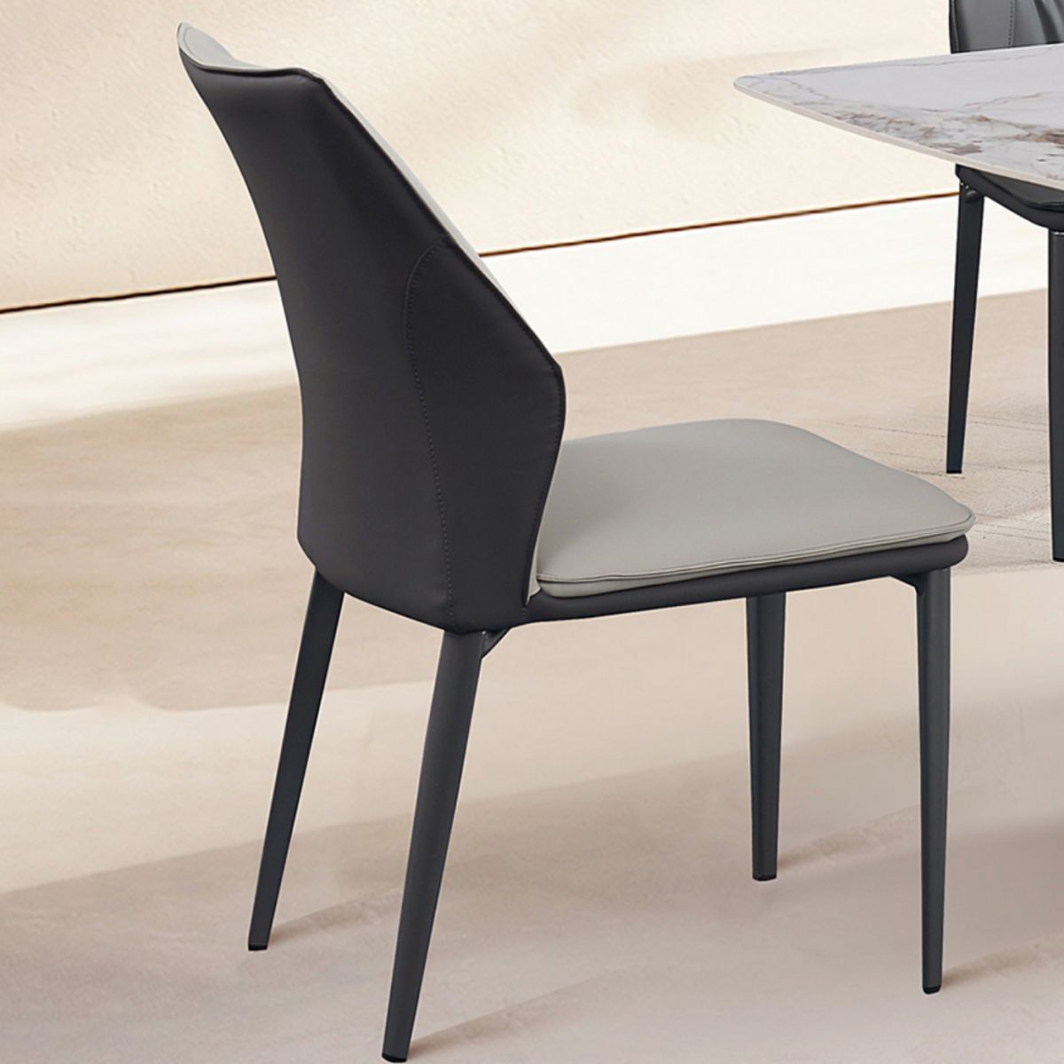 Chaise d'accélération simple moderne chaise à manger en faux cuir avec base en métal pour le salon