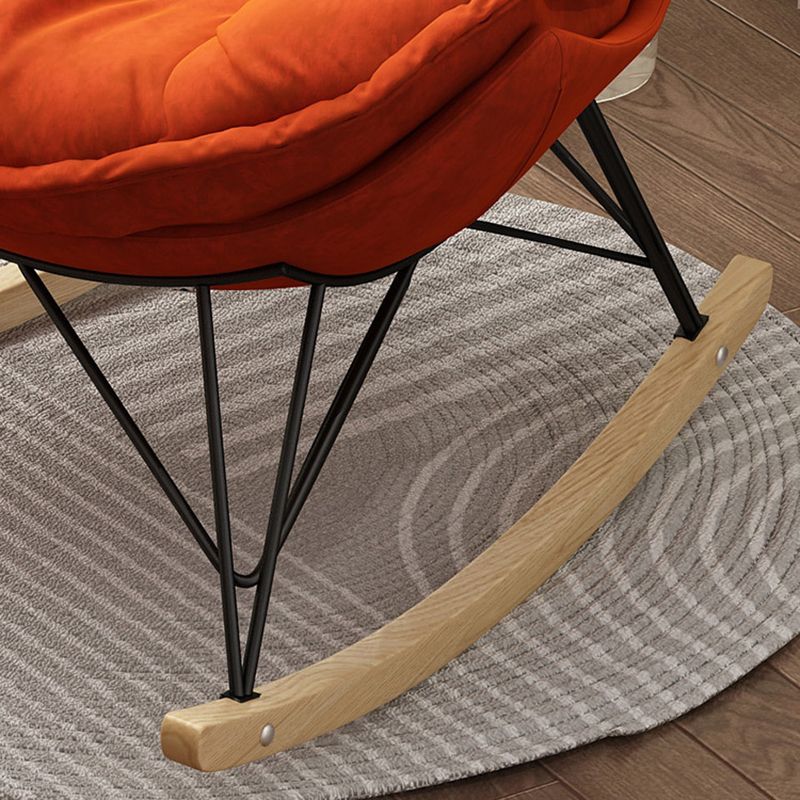 Chaise à bascule moderne de la chaise à bascule intérieure de détail de détail avec des coussins amovibles