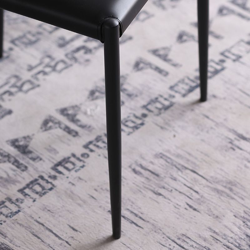 Moderne eenvoudige zijstoel kleurrijke faux lederen kant eetkamerstoel voor woonkamer