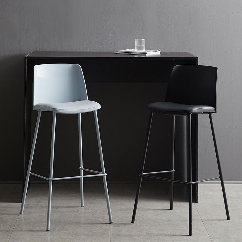 Taburete de bar de cuero de PU de estilo moderno, taburete de bar con asiento cuadrado y patas de metal