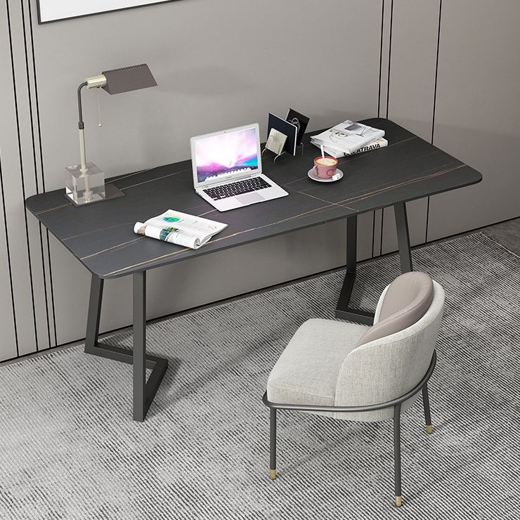Bureau de bureau en marbre industriel et bureau d'écriture de bureau avec des jambes en métal
