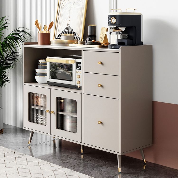 Credenza a scaffalatura regolabile in legno ingegnerizzato glam con top in pietra per soggiorno