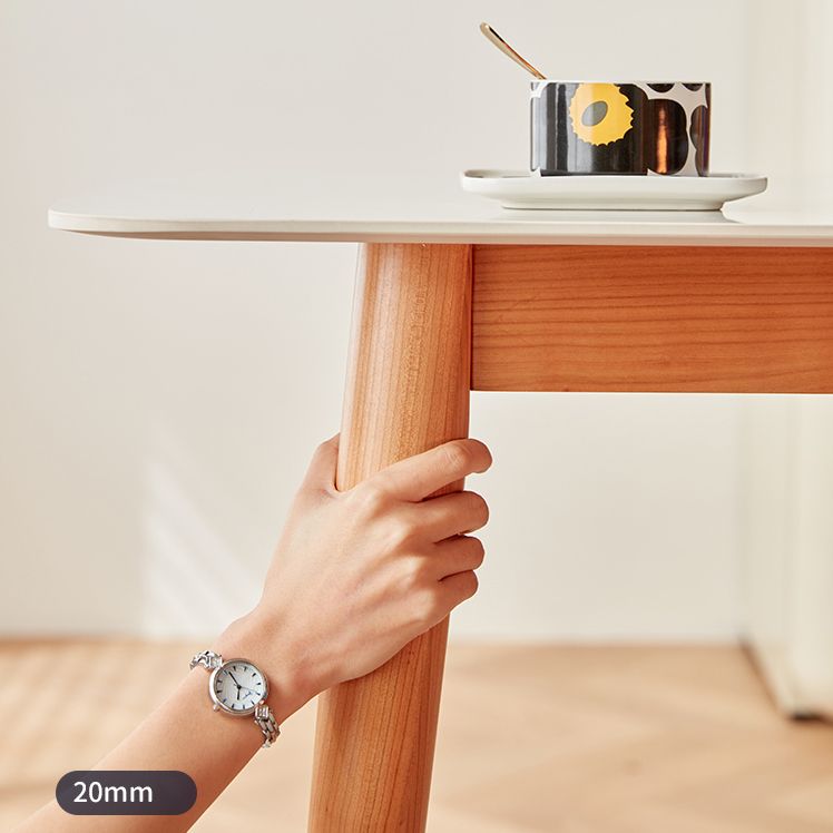 4つの木製の脚のあるモダンな長方形のダイニングテーブル焼結石上部テーブル