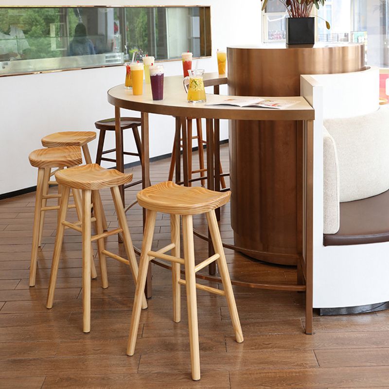 Tabouret de bar contemporain en bois massif avec siège profilé sans dossier et repose-pieds