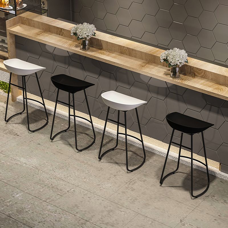 Tabouret de comptoir sans arme de dos moderne tabouret de fer avec siège en acrylique et pédale pour café
