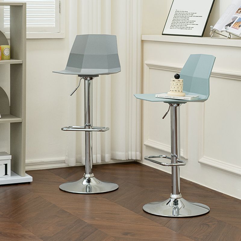 Taburete de bar ajustable de plástico estilo moderno con patas de metal
