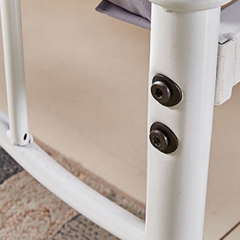 Letto a cornice di ferro standard con testiera arcuata e gambe metalliche