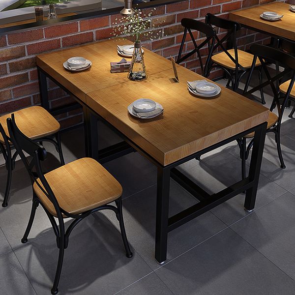 Table de bois en pin industriel pour table à manger au restaurant avec base de chevalet en noir