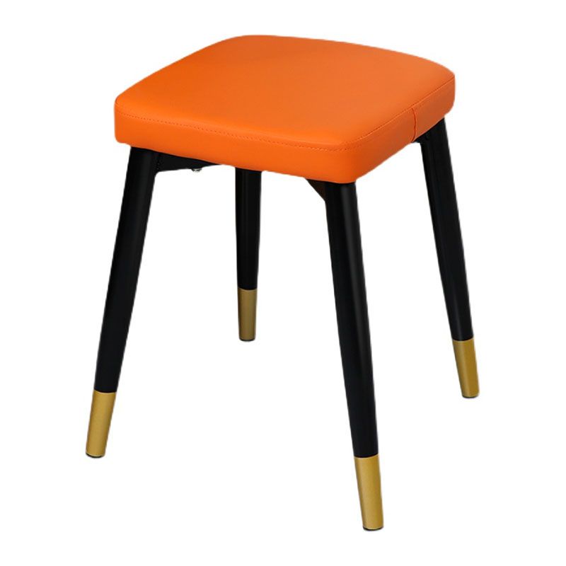 Glam ottomane in pelle finta colore solido ottomana con zampe metalliche