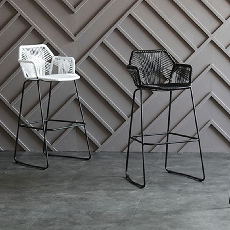 スカンジナビアのプラスチックラタンバースツールアーム付きバケツスツールの金属脚